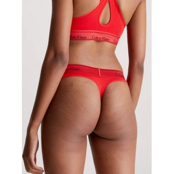 Calvin Klein thong σε κόκκινο χρώμα με κόκκινο γυαλιστερό λάστιχο 000QF7449E-XAT