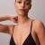 Calvin Klein bralette βαμβακερό με μονή επένδυση σε μαύρο χρώμα με μαύρο λάστιχο στο κάτω μέρος και το λογότυπο της εταιρίας LV00QF8886-UB1
